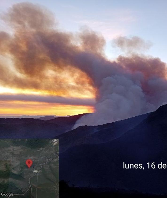 Imagen secundaria 2 - El incendio de Brañuelas visto desde el helicóptero.