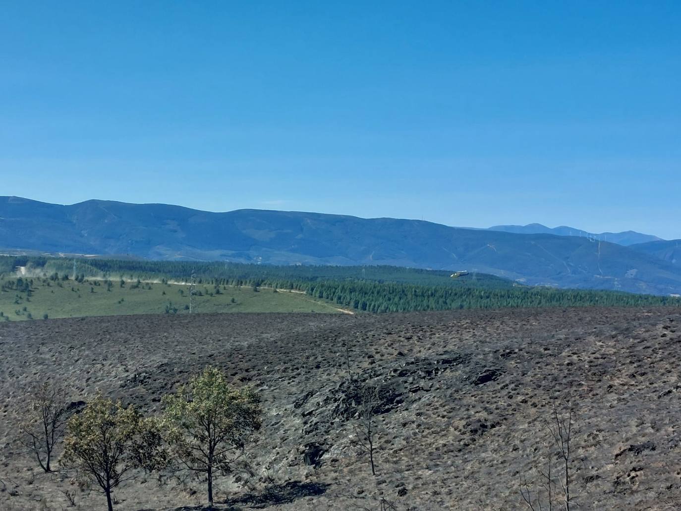 La UME asegura el perímetro del incencio en Brañuelas