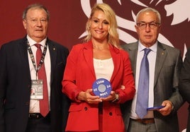 Lydia Valentín, junto al presidente de la Federación Española de Halterofilia, Constantino Iglesias; y el presidente del Comité Olímpico Español, Alejandro Blanco, recibe el obsequio conmemorativo de los Campeonatos del Mundo Júnior de Halterofilia de León.