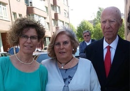 Yolanda en una boda con sus padres en 2018.