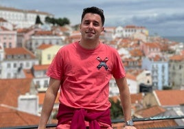 Luis Simón, leonés en Lisboa, posa en el mirador con vistas al barrio del Alfama de Lisboa.