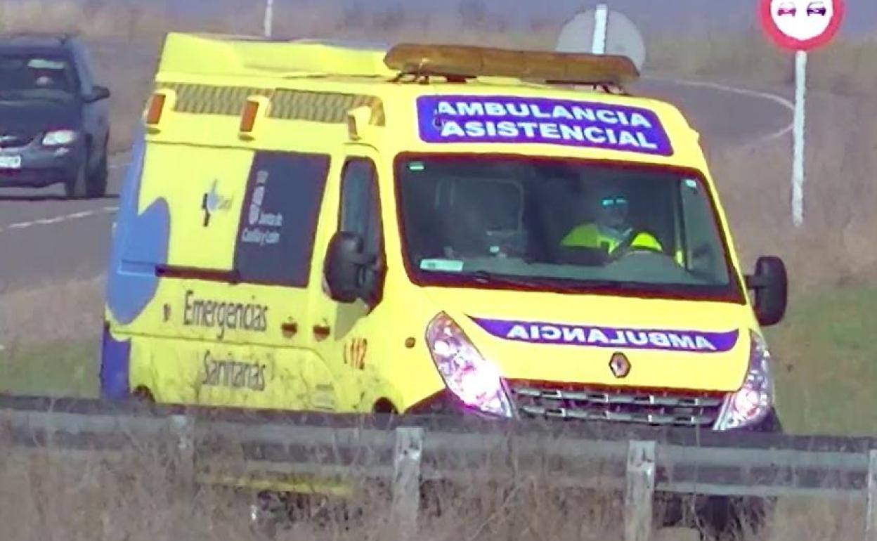 Una ambulancia circula por la autovía.