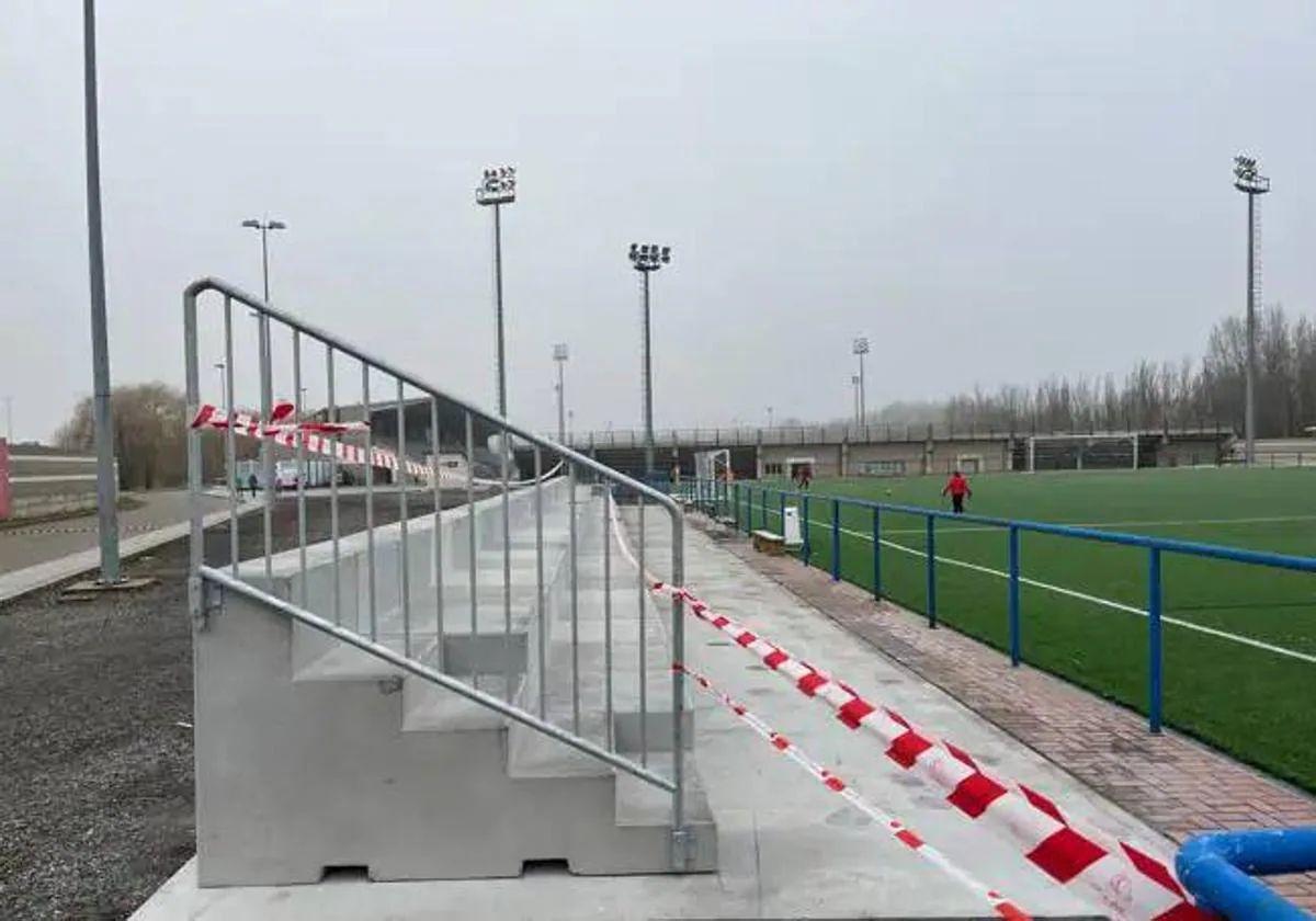 Graderío colocado en el campo de fútbol-7 de Puente Castro que estaba destinado a la instalación de rugby.