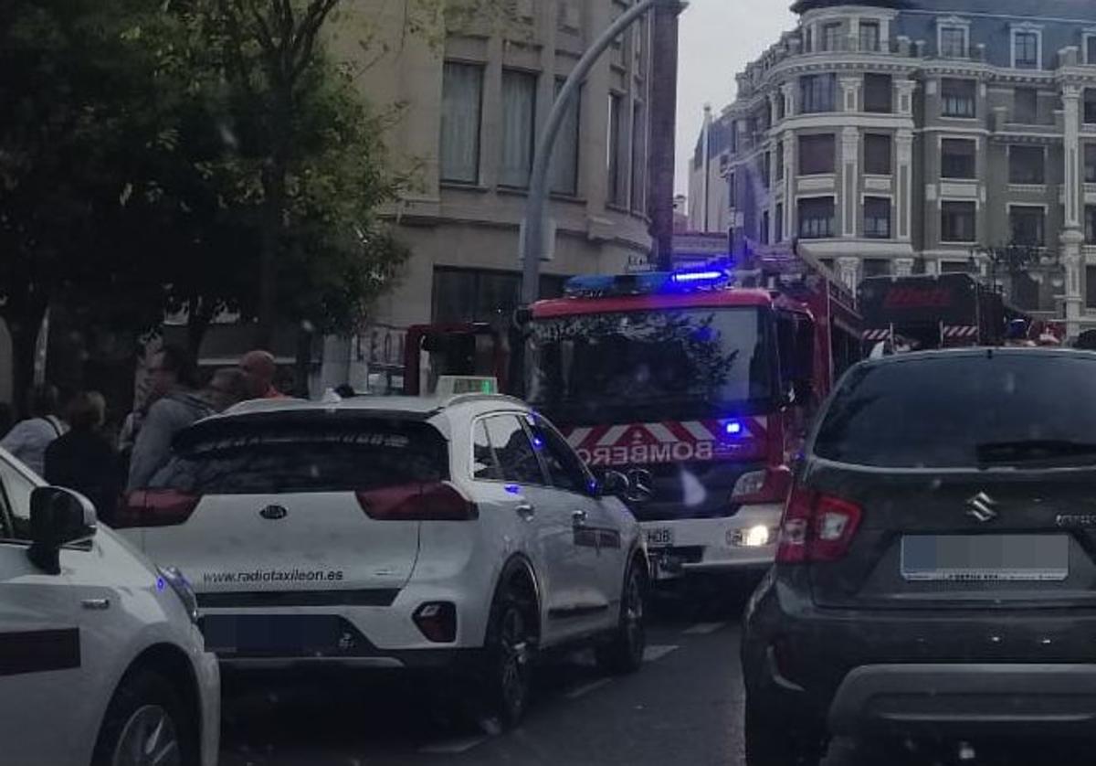 Los Bomberos, a las puertas del IES Juan del Enzina.