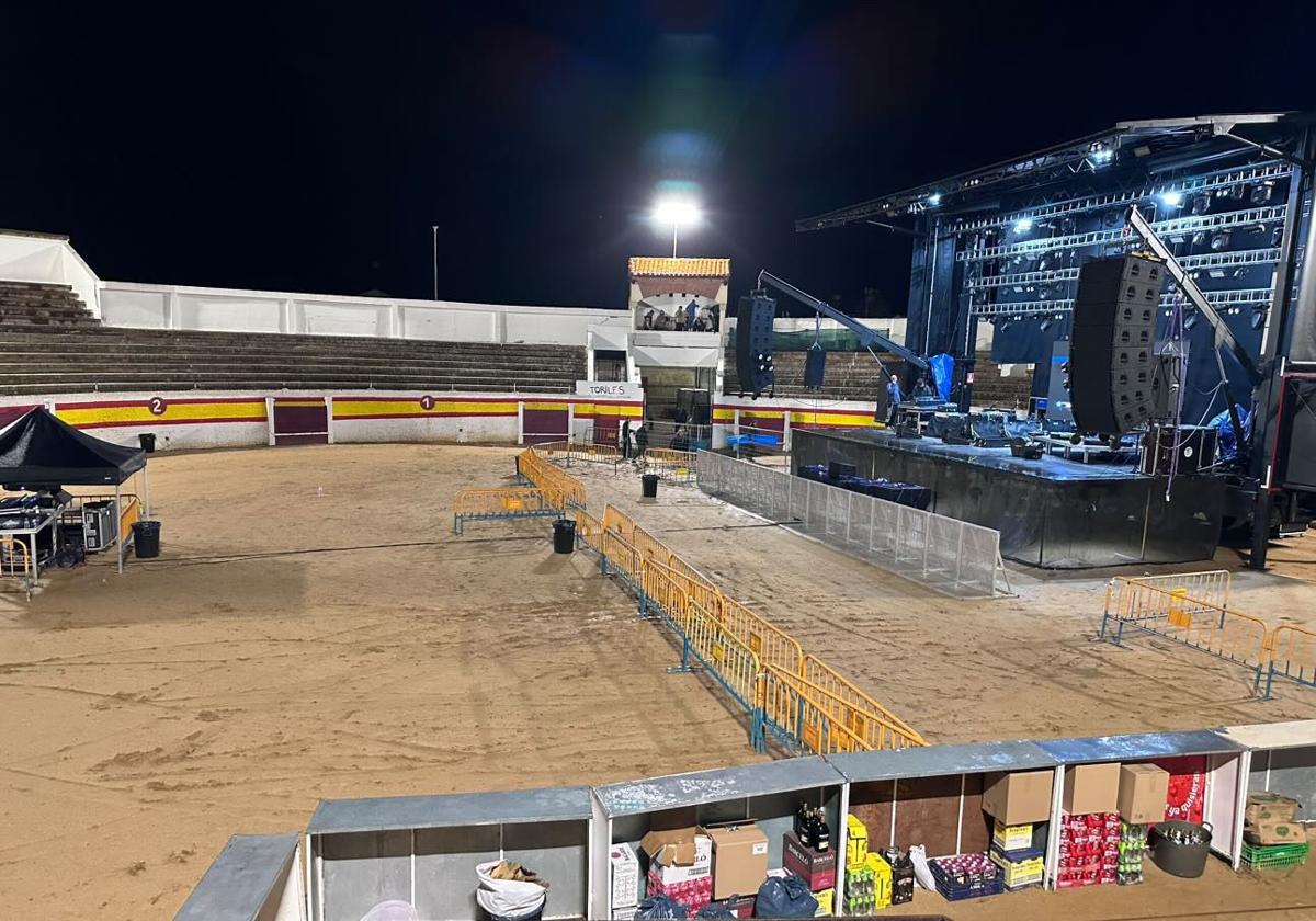 Imágen de la Plaza de Toros minutos después de «comenzar» el evento.