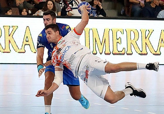 Edu Fernández, en una acción del partido.