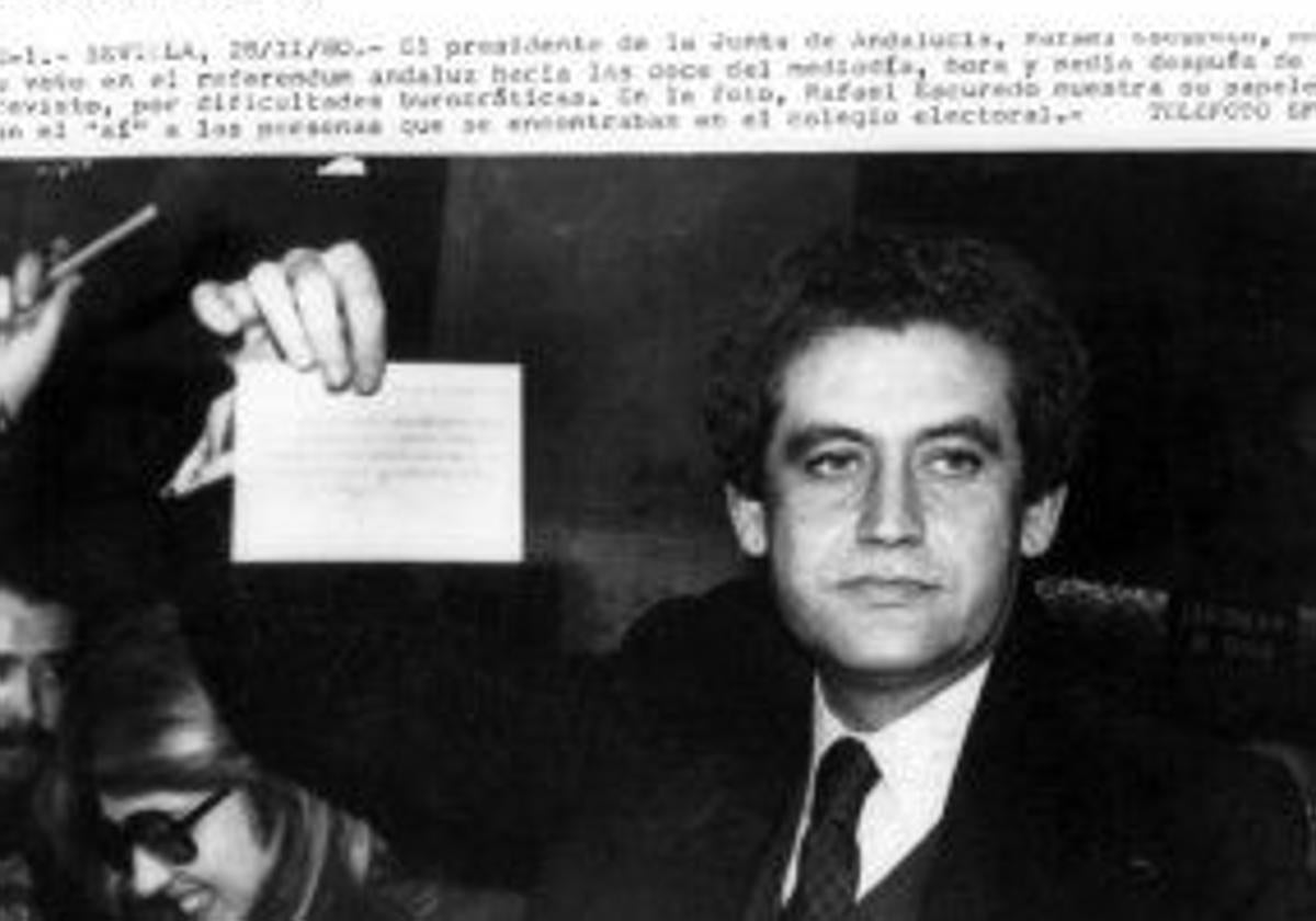 Rafael Escuredo, presidente de la Junta, emitiendo su voto en el referendum andaluz de 1980.