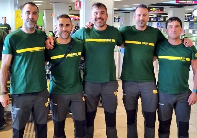 Imagen de los cinco voluntarios en el aeropuerto.