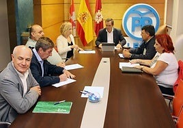 El portavoz del Partido Popular de Agricultura, Alimentación y Pesca en el Congreso de los Diputados, Pedro Gallardo, y la diputada Silvia Franco se reúnen con las Opas de León.
