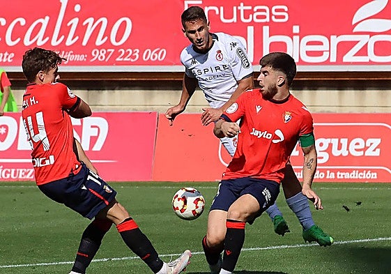 Manu Justo trata de chutar a portería en el partido ante Osasuna Promesas.