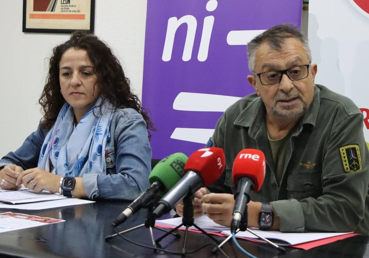 Elena Blasco, secretaria provincial de CCOO, y Enrique Reguero, secretario provincial de UGT, en la rueda de prensa de este martes.