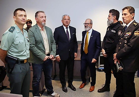 El delegado del Gobierno en Castilla y León, Nicanor Sen, y el presidente de Camino Francés Federación, Miguel Pérez, presentan el VI Curso de Seguridad en las rutas jacobeas.