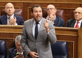 El ministro de Transportes y Movilidad Sostenible, Óscar Puente, interviene durante una sesión de control al Gobierno, en el Congreso de los Diputados.