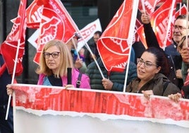 Dos mujeres sujetan la pancarta que pedía la reducción de jornada.