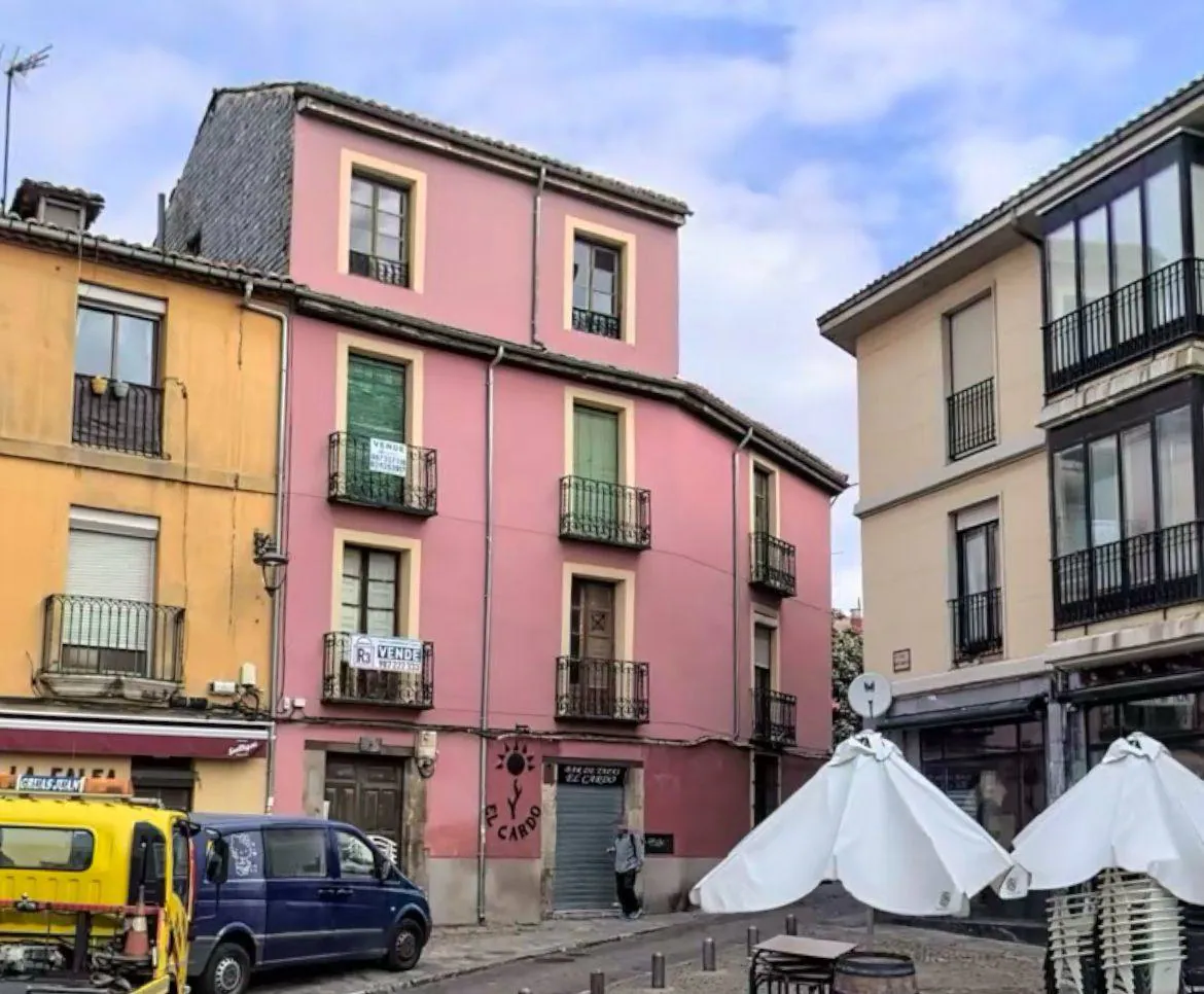 El edificio que se quiere convertir en pisos turísticos.