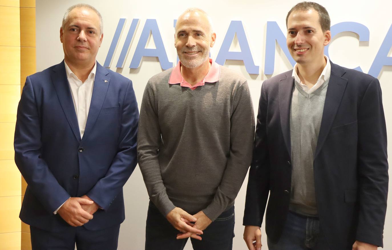 Marcos Lamas, director territorial de Abanca en León; Álex Corretja y Francisco del Río, director del FID.