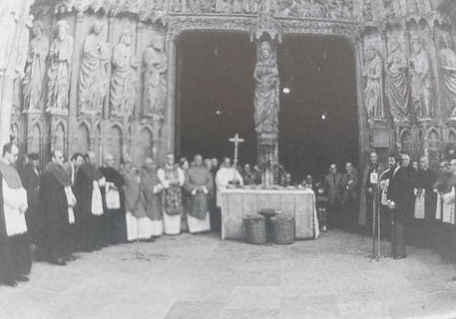 Siendo alcalde Rodríguez Cardet, las Cantaderas se celebraron en el atrio de la Catedral.