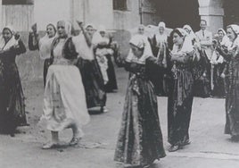 Las Cantaderas ensayan sus bailes en el patio del antiguo hospicio en el año 1950.