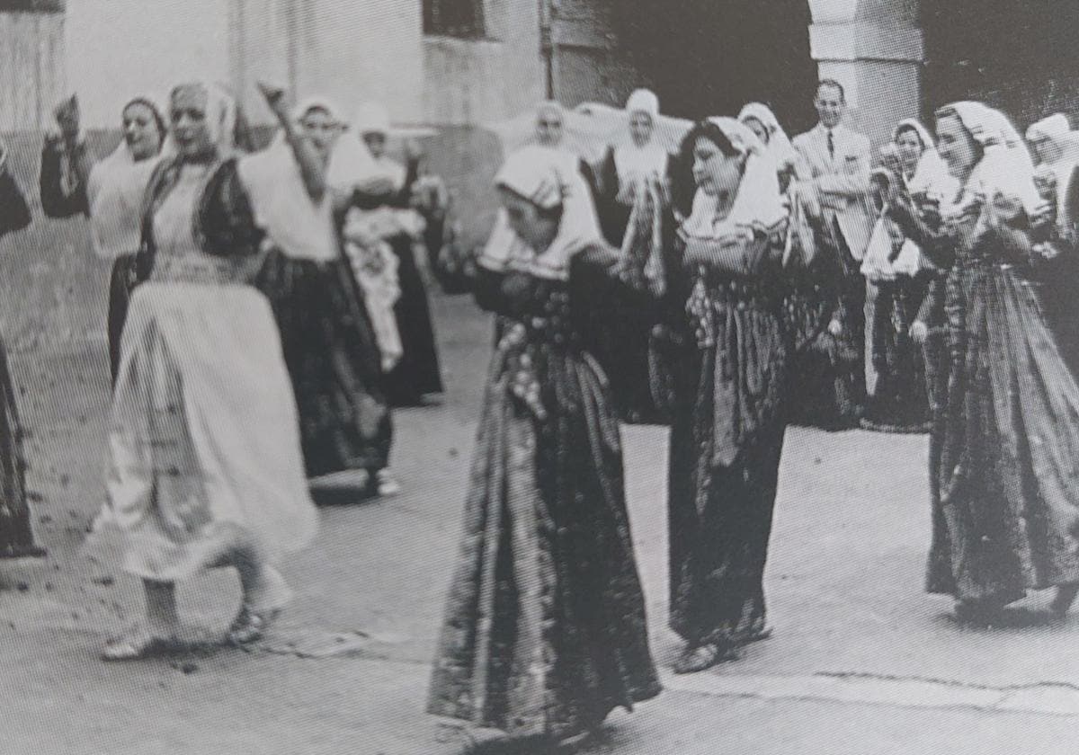 Las Cantaderas ensayan sus bailes en el patio del antiguo hospicio en el año 1950.