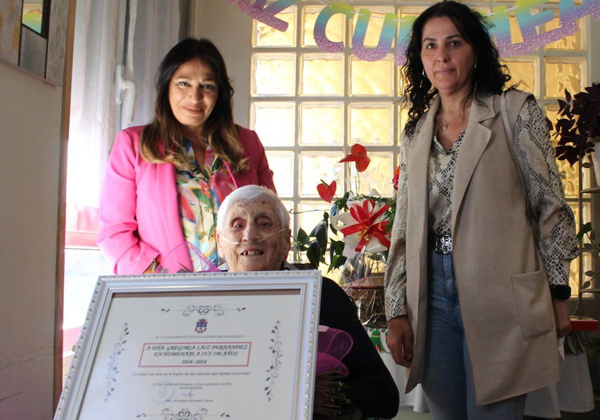 Gregoria posa con su placa de muestra del cariño y afecto del municipio.