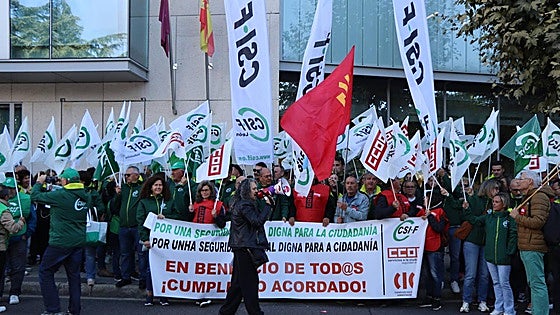 Concentración en León por la falta de personal en la Seguridad Social