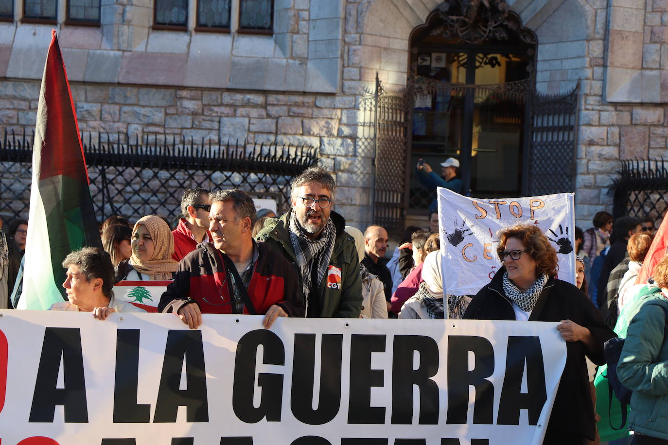 Más de un centenar de personas se concentran en Botines en apoyo a Palestina