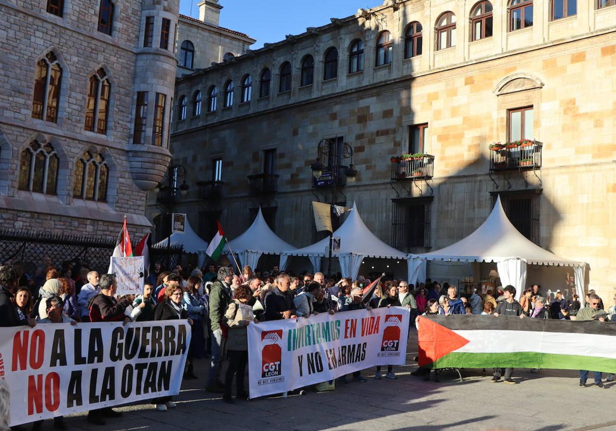 Más de un centenar de personas se concentran en Botines en apoyo a Palestina