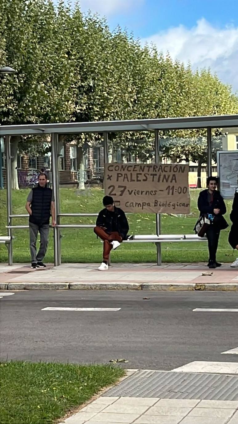 Más de un centenar de personas se concentran en Botines en apoyo a Palestina