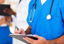 Imagen de archivo de un profesional de enfermería.