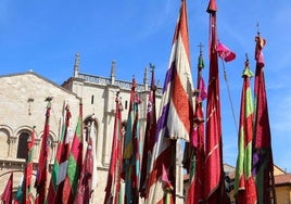 Pendones en San Isidoro en una concentración.