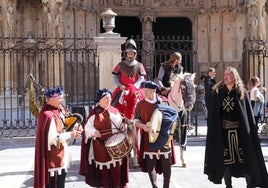 El Heraldo para ante la Catedral de León.