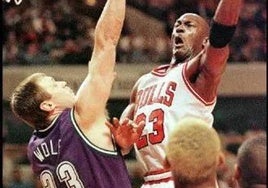 Joe Wolf intentando taponar un tiro de Michael Jordan.