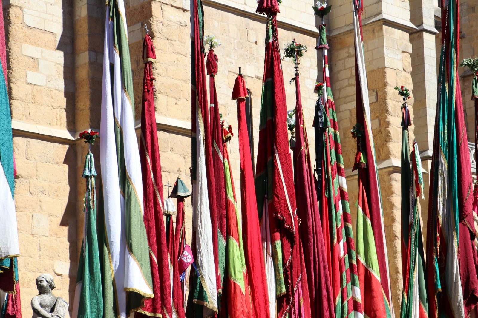 Todas las imágenes del desfile y concentración de pendones por San Froilán