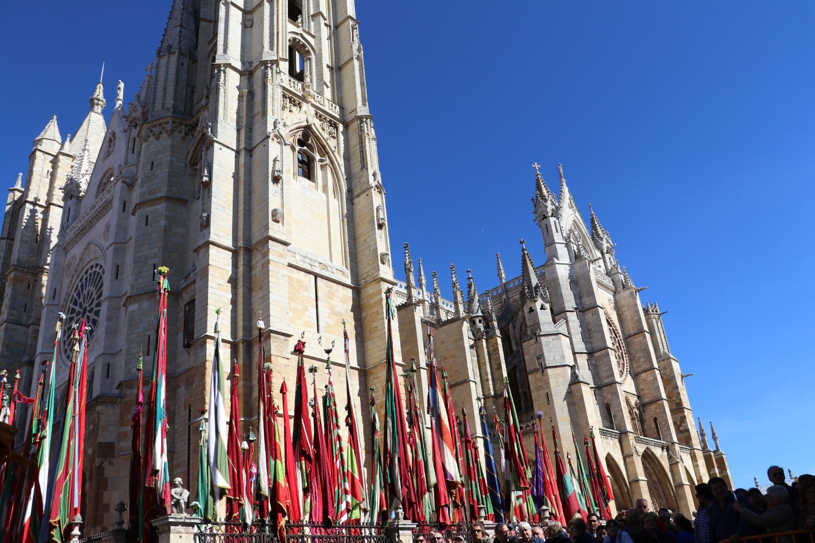 Todas las imágenes del desfile y concentración de pendones por San Froilán