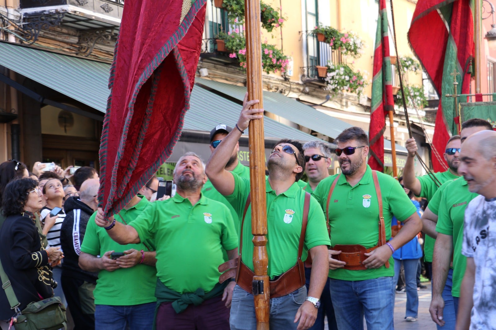 Todas las imágenes del desfile y concentración de pendones por San Froilán