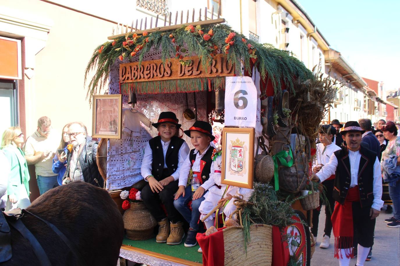 Todas las imágenes del desfile de carros engalanados