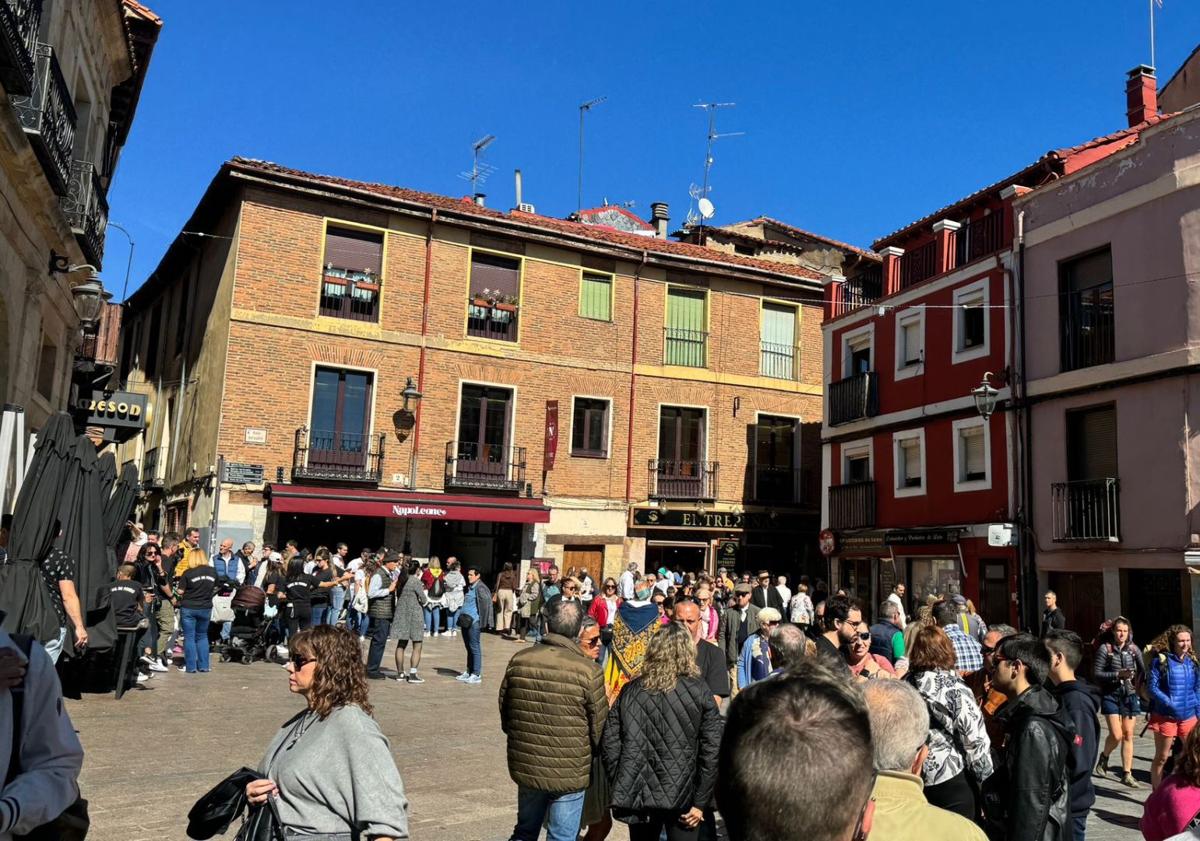 Imagen principal - Bares, plazas y vías llenas: León vive San Froilán tirándose a las calles