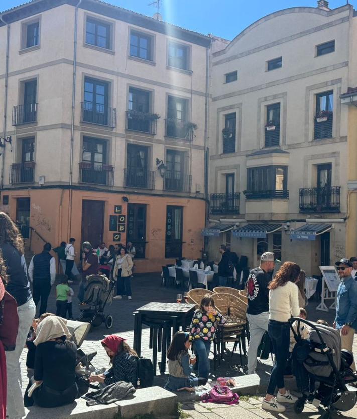 Imagen secundaria 2 - Bares, plazas y vías llenas: León vive San Froilán tirándose a las calles