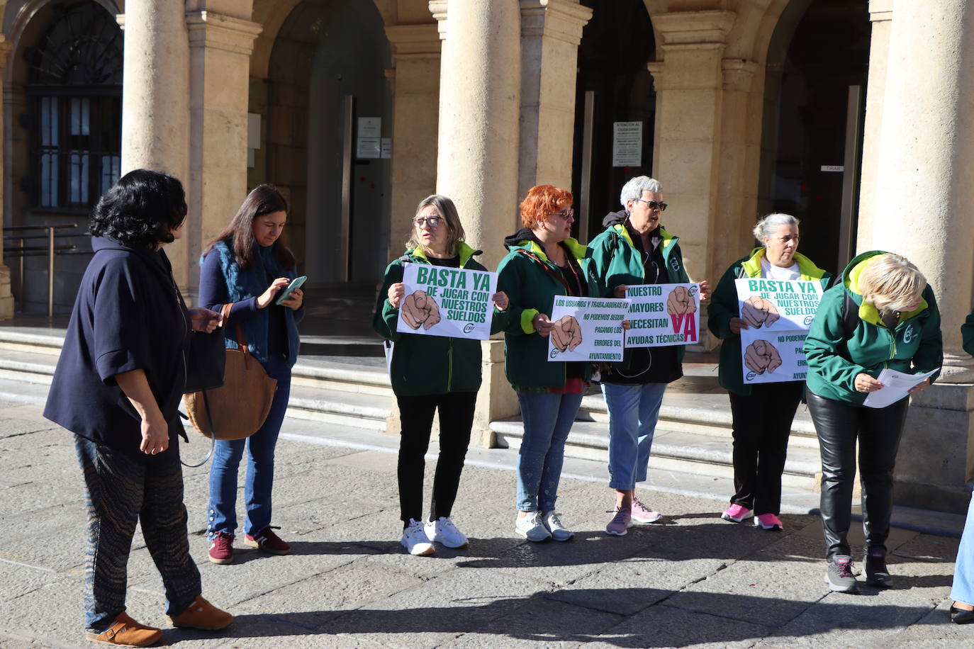 El servicio de ayuda a domicilio se concentra frente al Ayuntamiento de León