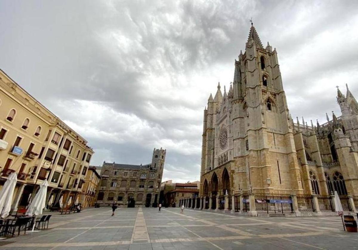 La plaza de Regla con el cielo cubierto de nubes.