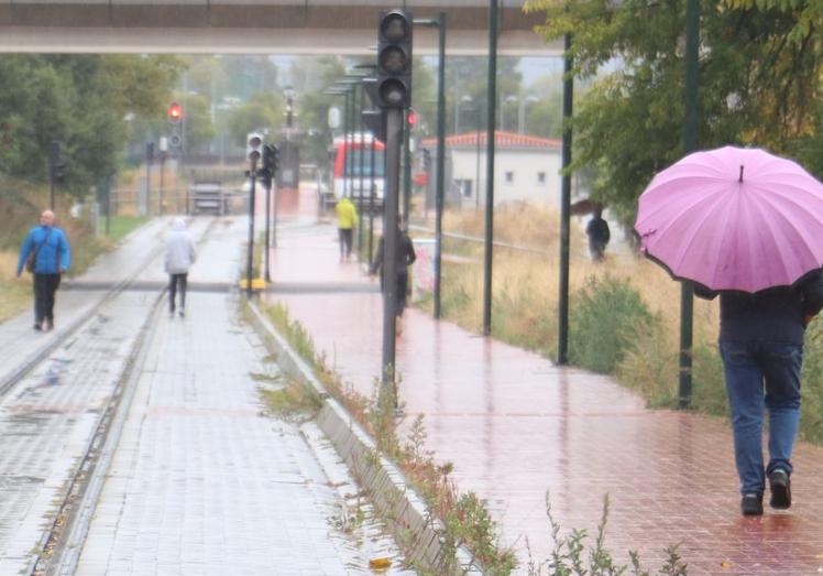 El trazado ferroviario hasta la estación de Matallana es utilizado como zona de paseo ante la imposibilidad de que los trenes circulen por ella.