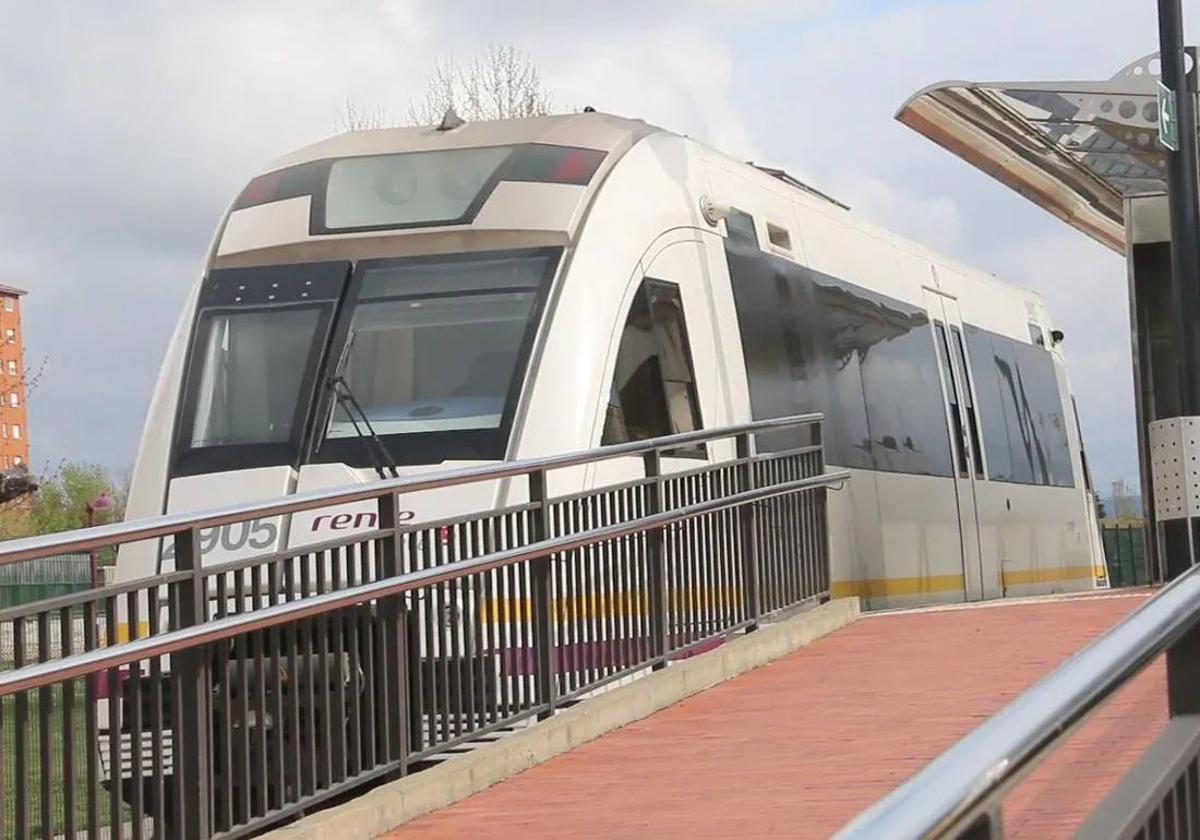 Tren de Feve aparcado en el apeadero de La Asunción.