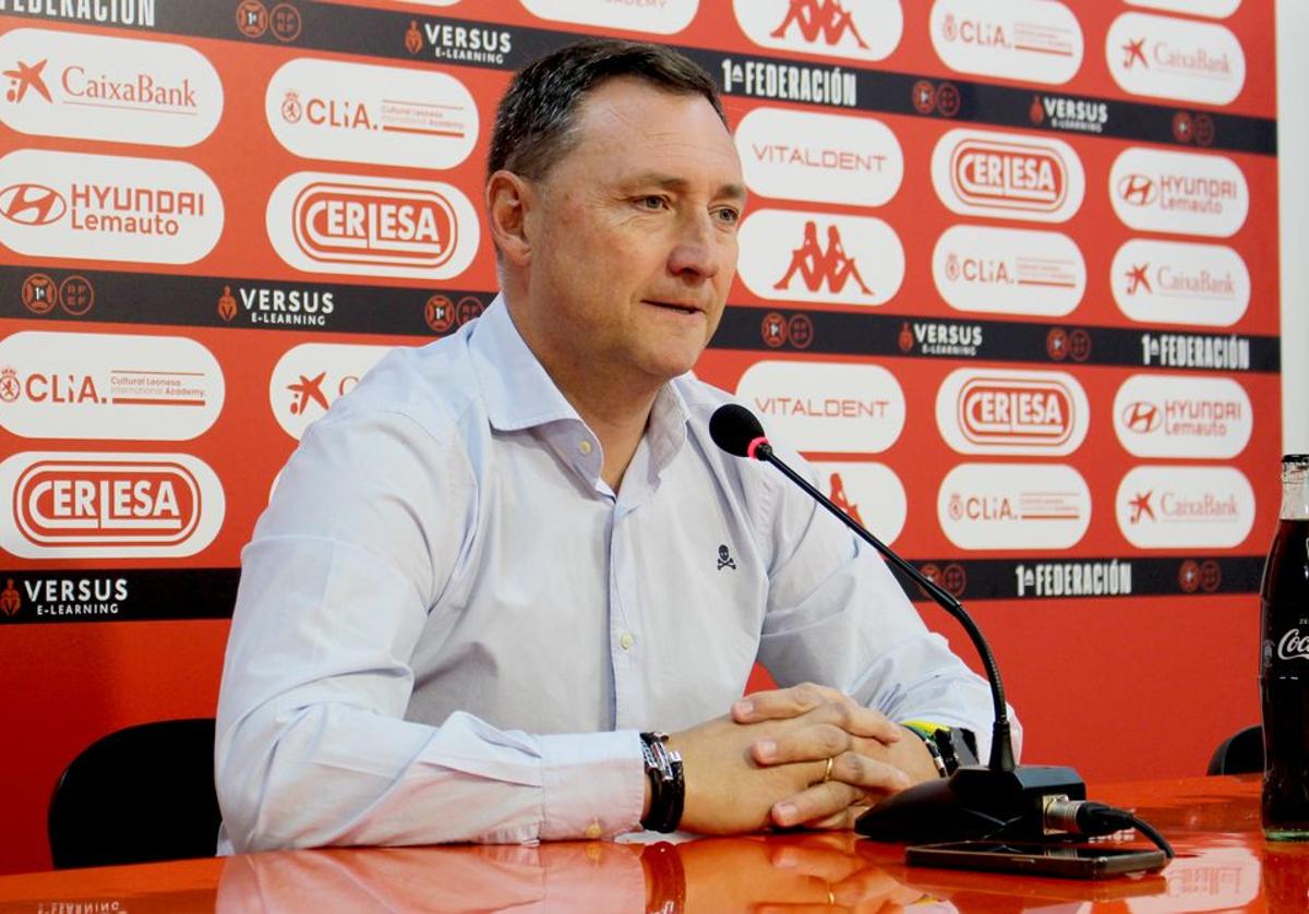 Raúl Llona, entrenador de la Cultural, en rueda de prensa.