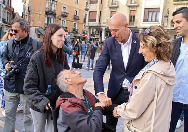 El alcalde saluda a algunos de los miembros de Aspace.