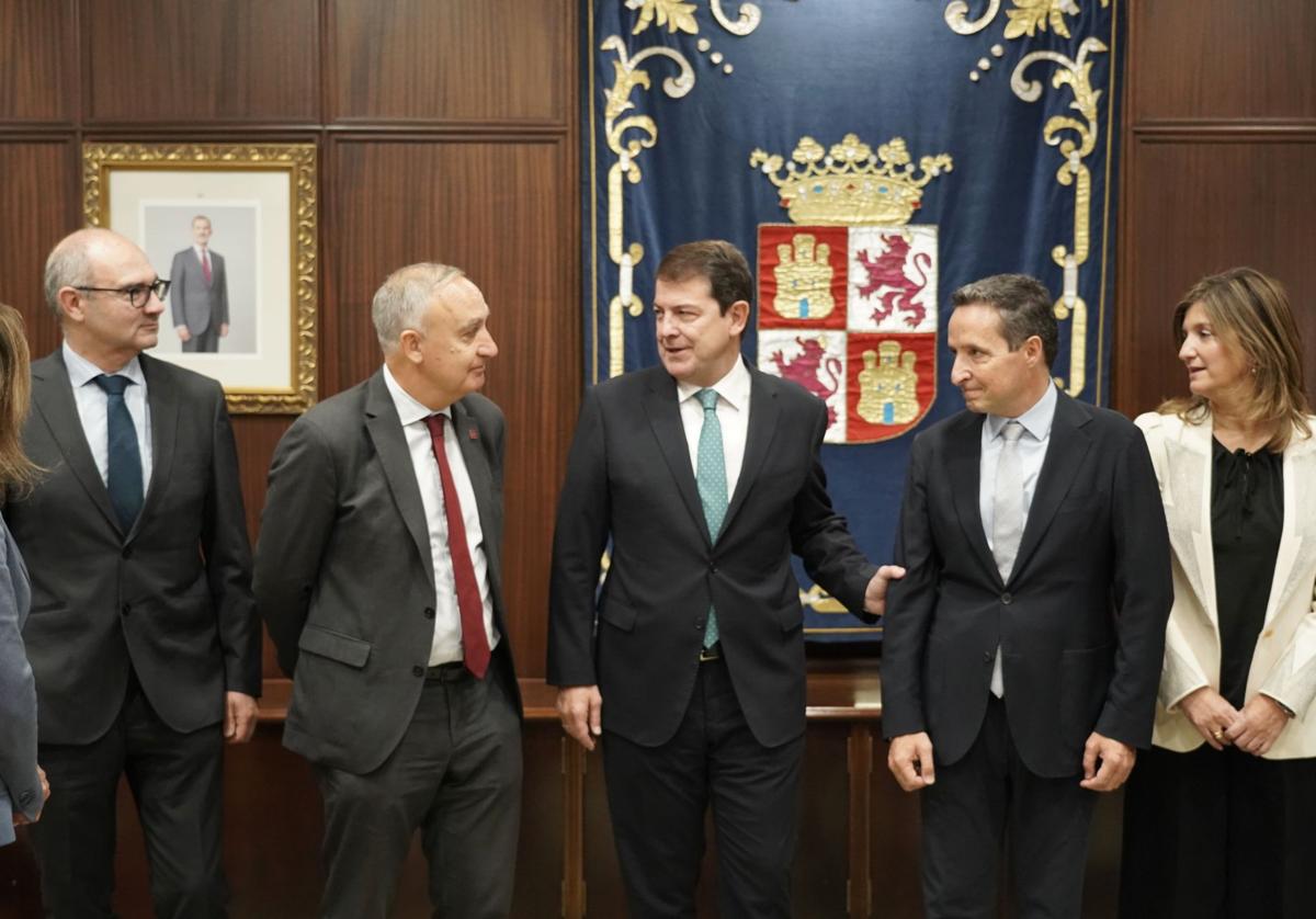 El presidente de la Junta de Castilla y León, Alfonso Fernández Mañueco, mantiene un encuentro con los rectores de las universidades públicas de la Comunidad.