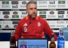 Javi Rey, entrenador de la Deportiva, en la sala de prensa de El Toralín.