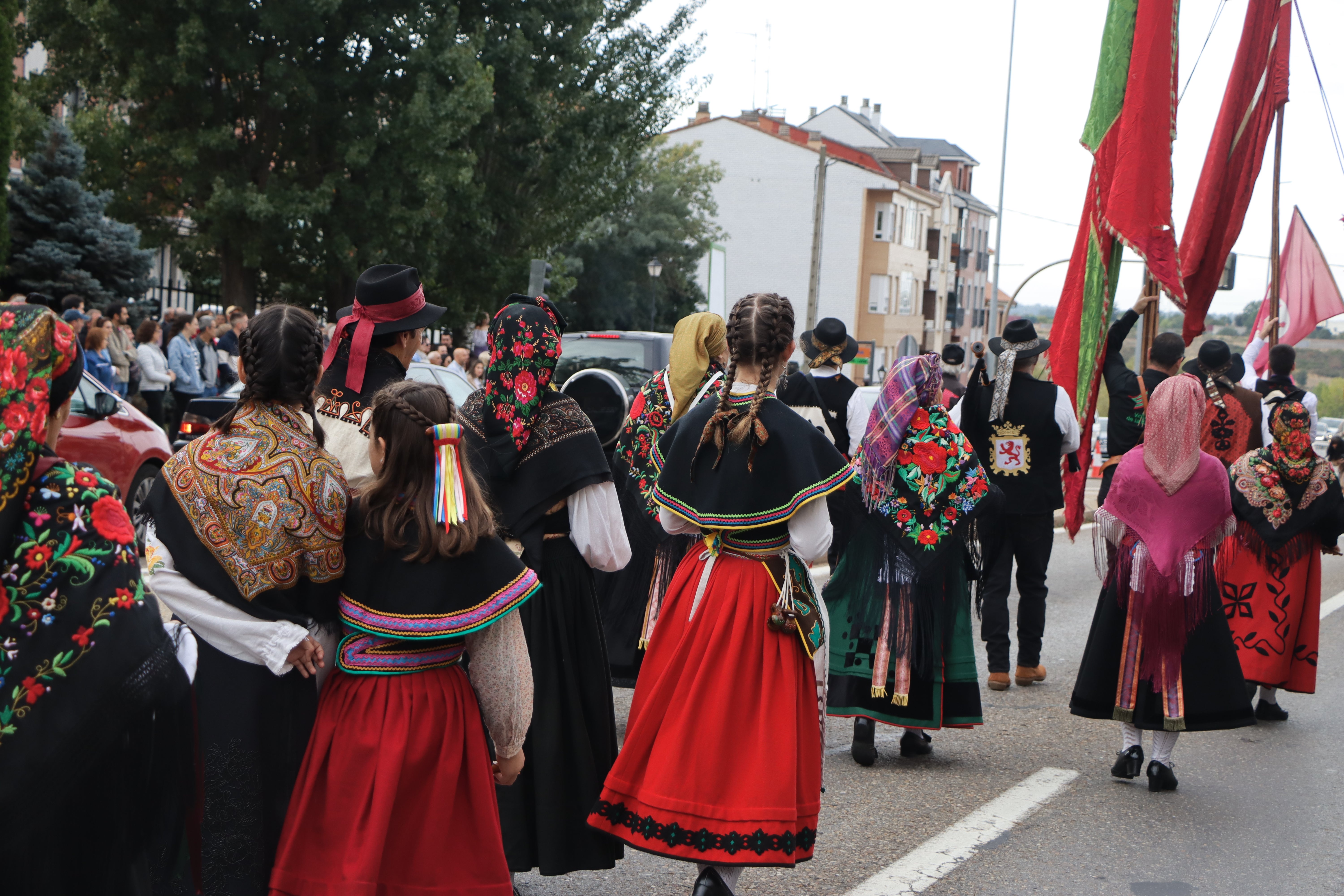 Desfile de pendones en la romería de San Froilán