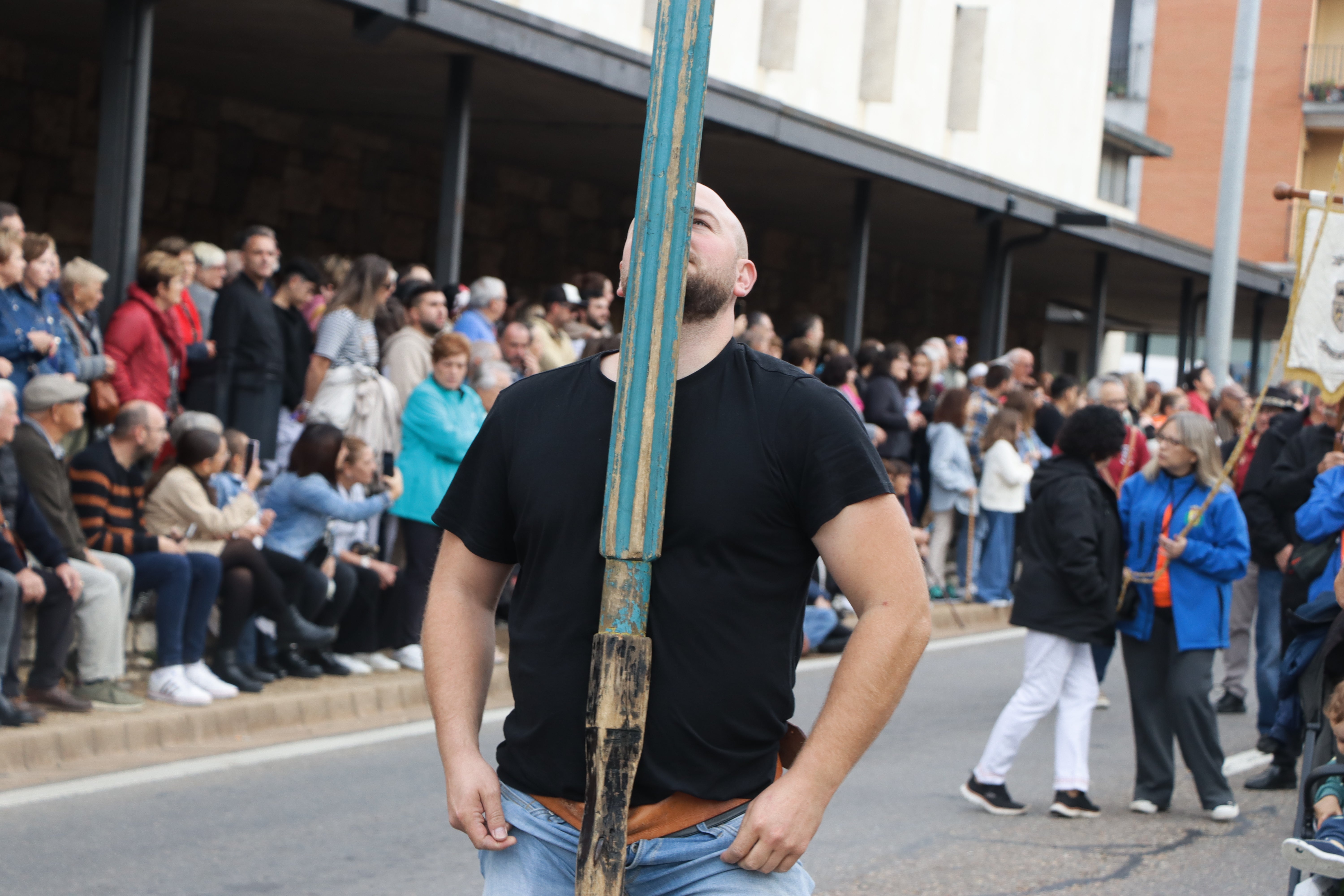 Desfile de pendones en la romería de San Froilán