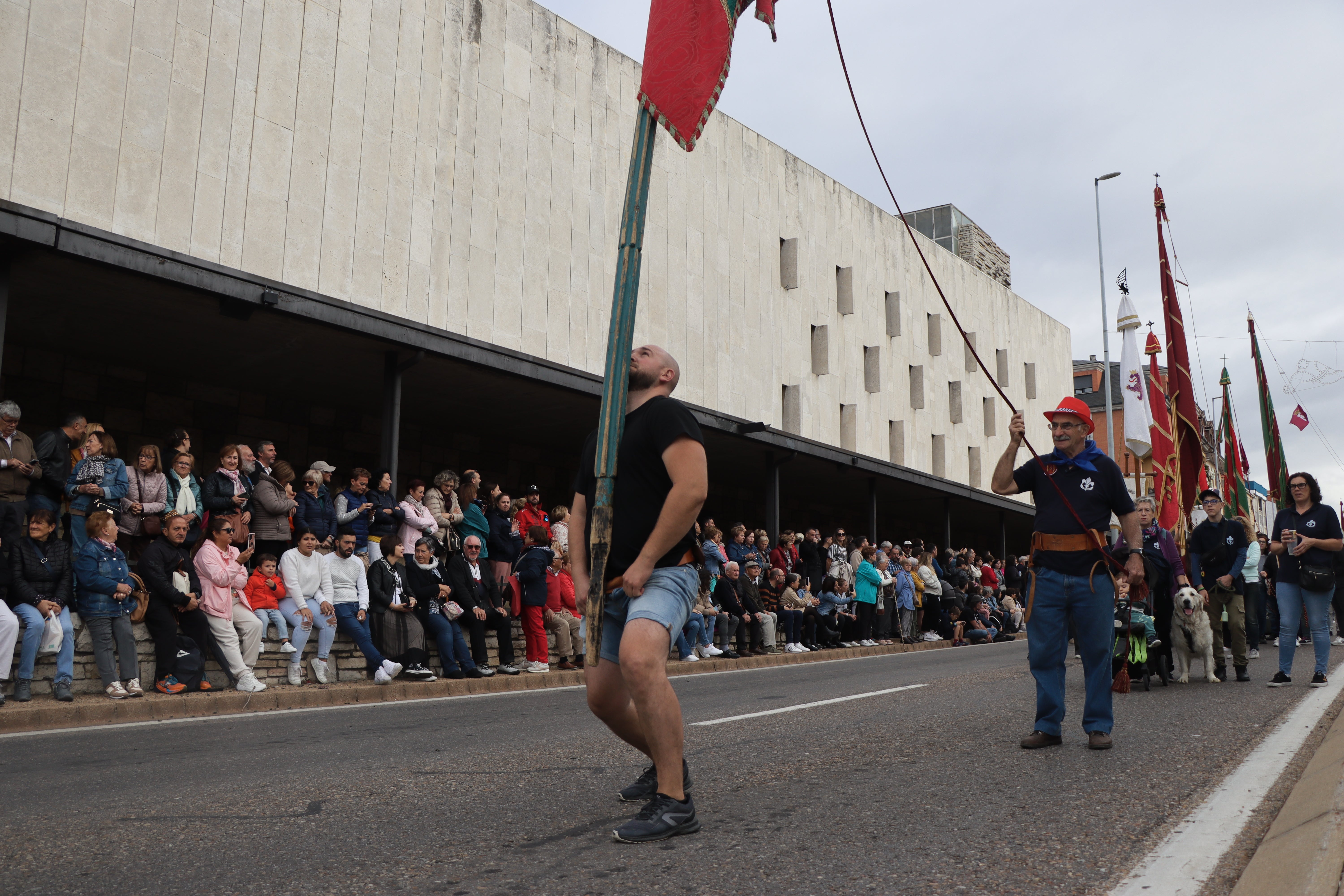 Desfile de pendones en la romería de San Froilán