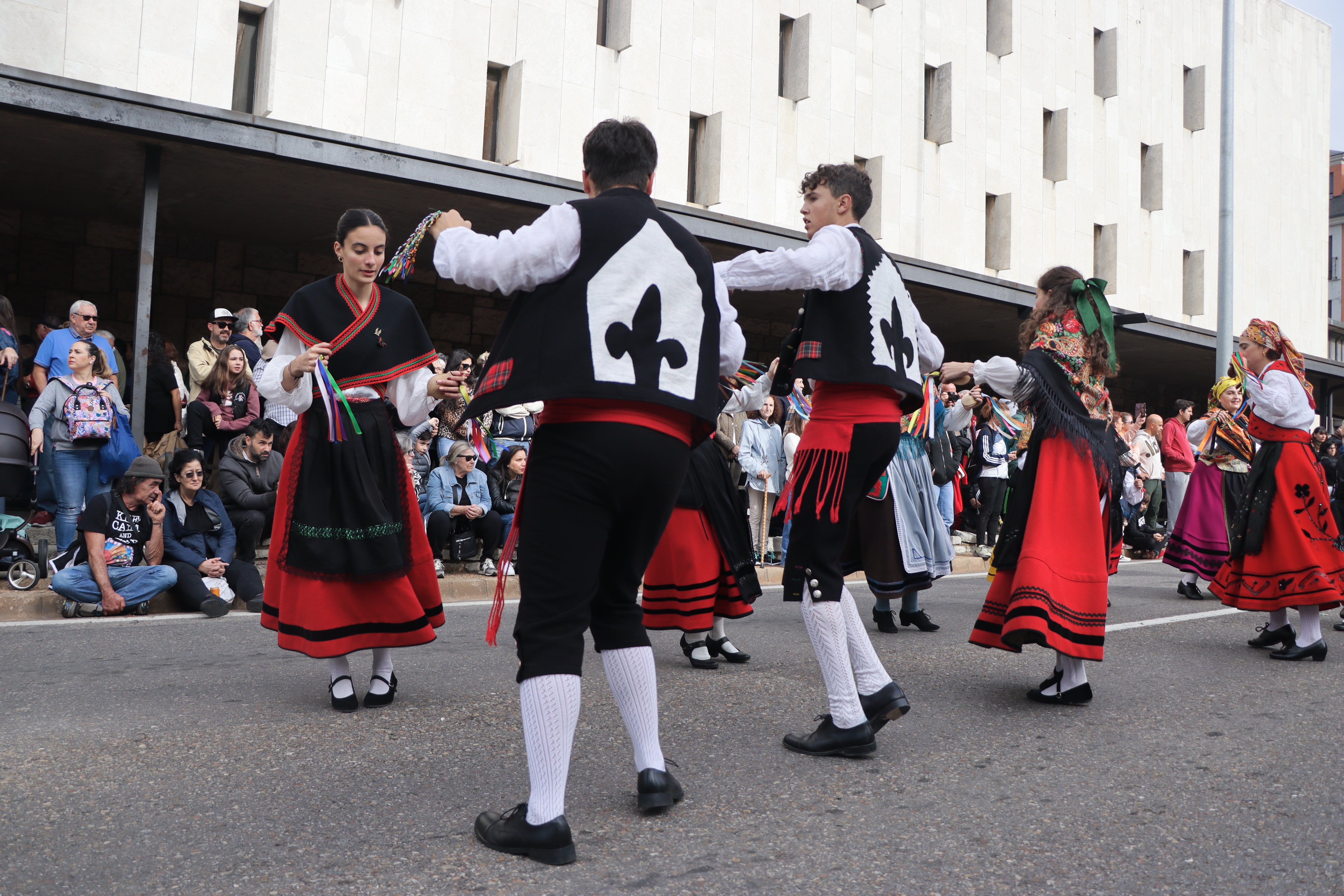 Desfile de pendones en la romería de San Froilán